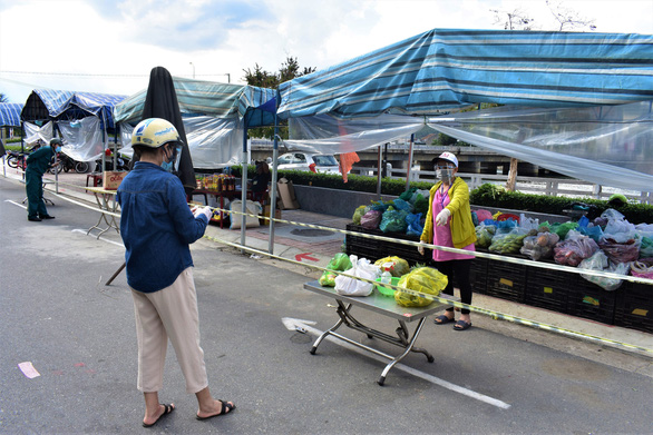 Người dân vùng xanh và vùng vàng Khánh Hòa được đi mua đồ ăn, tập thể dục - Ảnh 1.