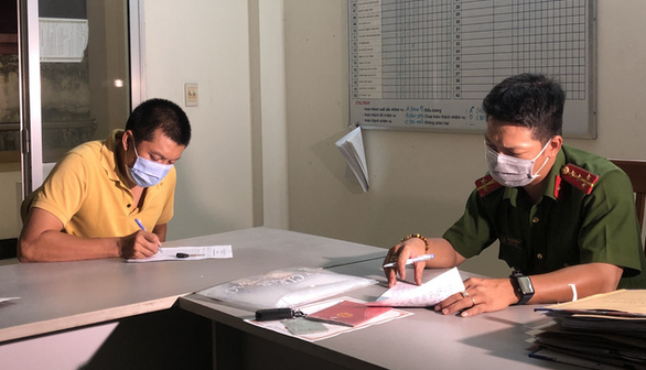 Vụ ra giá tiêm vắc xin: UBND quận 6 báo cáo UBND TP.HCM sau khi cán bộ phường bị bắt - Ảnh 2. Vụ ra giá tiêm vắc xin: UBND quận 6 báo cáo UBND TP.HCM sau khi cán bộ phường bị bắt - Ảnh 2.