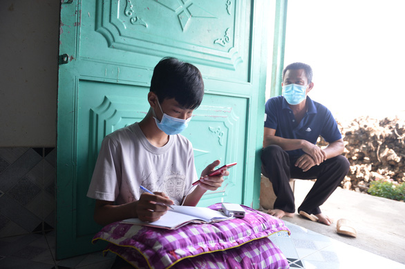 Bộ đội đưa sách giáo khoa đến cho học sinh huyện Bình Chánh, TP.HCM - Ảnh 4.