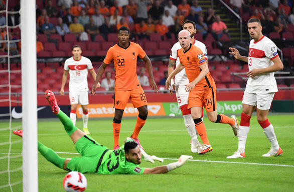 Depay lập hat-trick, Hà Lan đè bẹp Thổ Nhĩ Kỳ và lên đầu bảng - Ảnh 1.