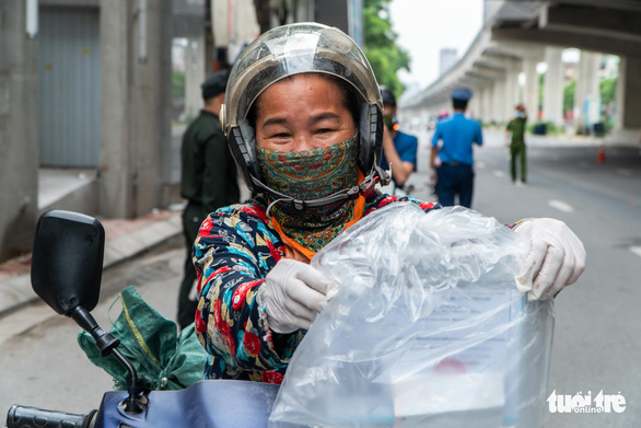 Người dân Hà Nội đỡ áp lực vì giấy đi đường cũ còn dùng được - Ảnh 9.