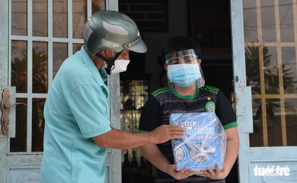 Bộ đội đưa sách giáo khoa đến cho học sinh huyện Bình Chánh, TP.HCM - Ảnh 2.