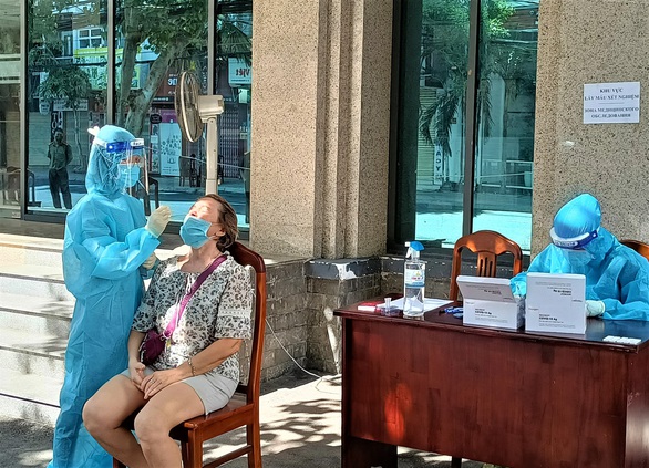 Công dân Nga ở Khánh Hòa bỏ phiếu bầu đại biểu Duma quốc gia - Ảnh 3. Công dân Nga ở Khánh Hòa bỏ phiếu bầu đại biểu Duma quốc gia - Ảnh 3.