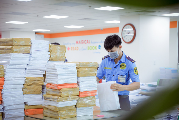 Đại học gửi giáo trình về nhà cho sinh viên chuẩn bị học trực tuyến - Ảnh 1. Đại học gửi giáo trình về nhà cho sinh viên chuẩn bị học trực tuyến - Ảnh 1.