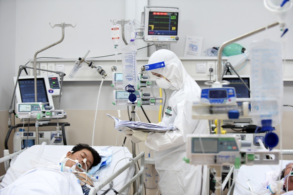 Bản tin sáng 9-9: Thương y bác sĩ mặc bảo hộ 8-10 giờ/ngày, trực cấp cứu 12 giờ/ngày - Ảnh 2.