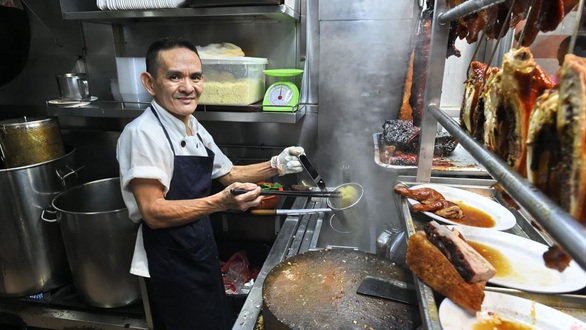 Quán cơm gà ông Chan nổi tiếng ở Singapore mất sao Michelin Guide - Ảnh 1. Quán cơm gà ông Chan nổi tiếng ở Singapore mất sao Michelin Guide - Ảnh 1.