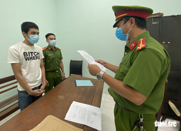 Phó chủ tịch phường đi xác minh hỗ trợ công nhân bị ‘ma men’ vác cuốc, xẻng đuổi - Ảnh 1. Phó chủ tịch phường đi xác minh hỗ trợ công nhân bị ‘ma men’ vác cuốc, xẻng đuổi - Ảnh 1.