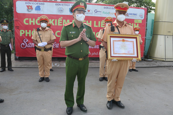 Thủ tướng và Bộ Công an tặng bằng khen các chiến sĩ Công an TP.HCM phòng chống dịch - Ảnh 1. Thủ tướng và Bộ Công an tặng bằng khen các chiến sĩ Công an TP.HCM phòng chống dịch - Ảnh 1.