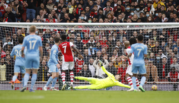 Arsenal mất người, Man xanh thắng ngược ở phút cuối - Ảnh 2.