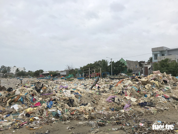 Choáng với ‘núi rác’ tấp vào bờ biển Quảng Ngãi - Ảnh 2.