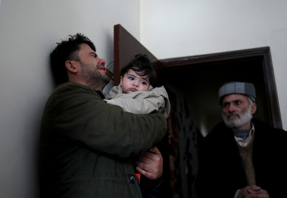Em bé 2 tháng tuổi lạc ở Kabul khi sơ tán đã gặp lại ông nội - Ảnh 5.