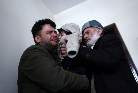Em bé 2 tháng tuổi lạc ở Kabul khi sơ tán đã gặp lại ông nội - Ảnh 1.