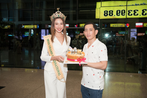 Hoa hậu Thùy Tiên về Việt Nam cùng chiếc vương miện quý giá - Ảnh 3.