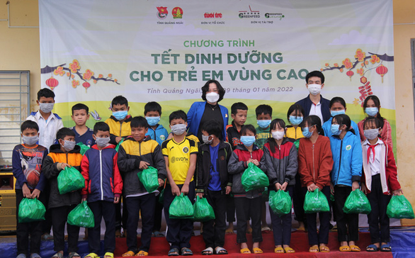 Nhận quà dinh dưỡng, trẻ vùng cao nói về chia cho em và bạn bè trong xóm - Ảnh 1. Nhận quà dinh dưỡng, trẻ vùng cao nói về chia cho em và bạn bè trong xóm - Ảnh 1.
