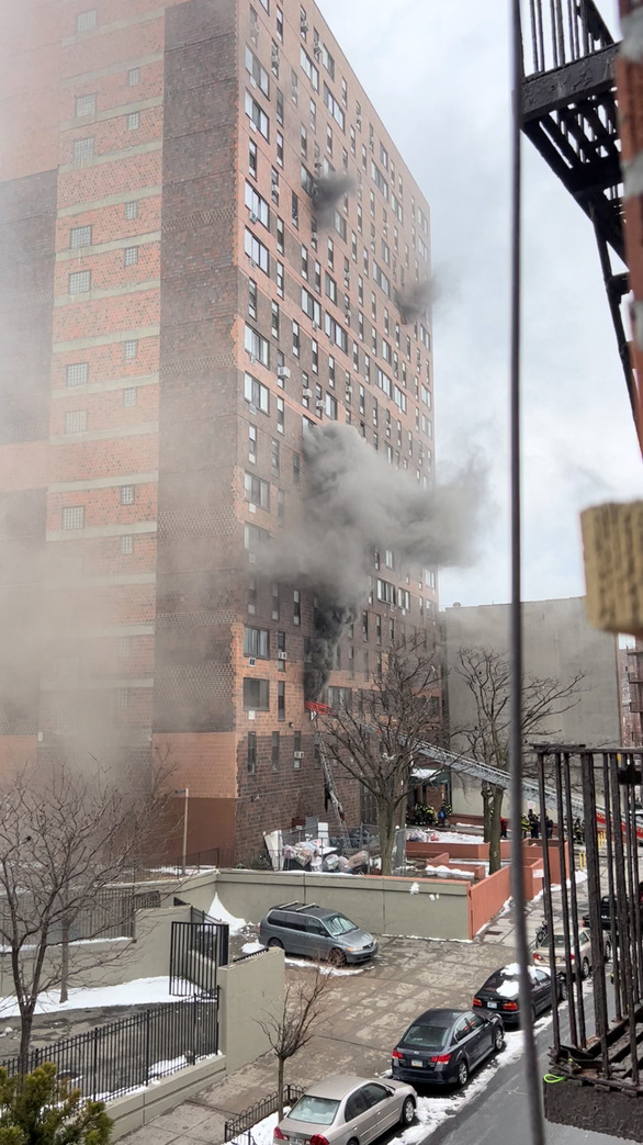 Nạn nhân vụ hỏa hoạn thảm kịch ở New York: Chúng tôi chỉ cố mà thở - Ảnh 2.