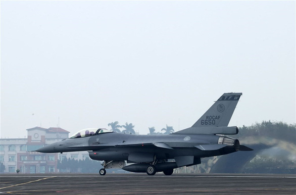 Chiến đấu cơ F-16V của Đài Loan mất tích sau khi đâm xuống biển - Ảnh 1.
