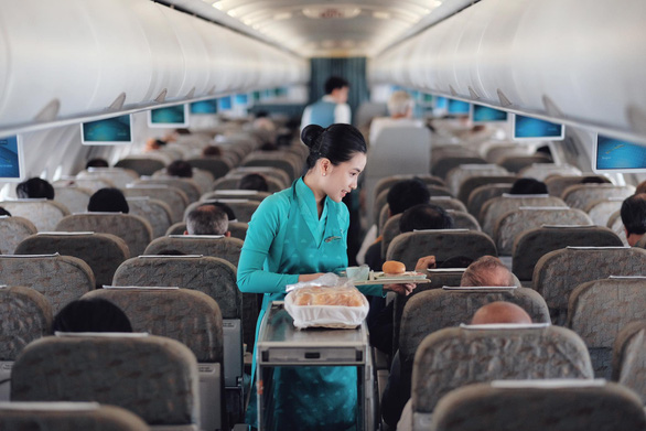 Vietnam Airlines khôi phục dịch vụ trà, cà phê, sữa, nước hoa quả trên máy bay - Ảnh 1.
