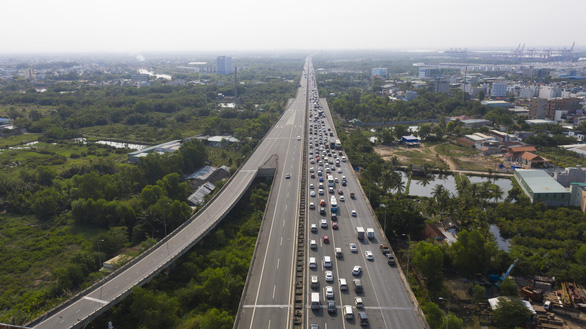 Đề xuất người có bằng lái dưới 1 năm không chạy ôtô quá 60km/h, không chạy xe trên cao tốc - Ảnh 1.