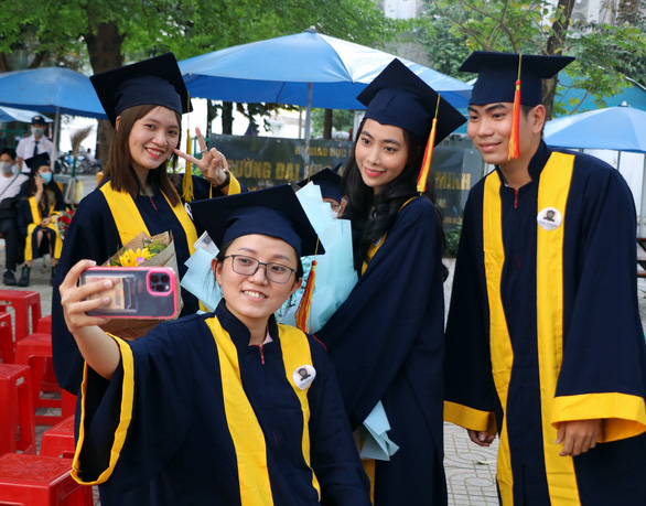 Lễ tốt nghiệp đặc biệt của sinh viên Đại học Gia Định - Ảnh 1.