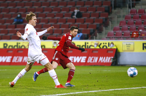 Lewandowski lập hat-trick giúp Bayern đại thắng - Ảnh 1.