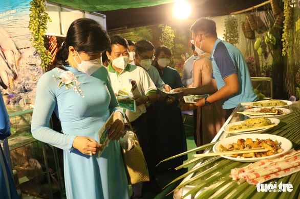 Người TP.HCM vui chơi Tết sớm tại Lễ hội Tết Việt 2022 - Ảnh 7. Người TP.HCM vui chơi Tết sớm tại Lễ hội Tết Việt 2022 - Ảnh 7.