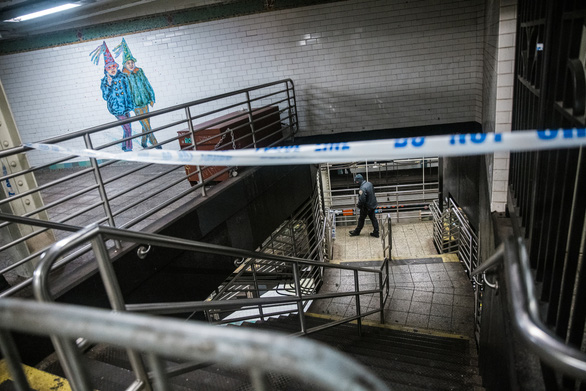 Phụ nữ gốc Á tử vong sau khi bị đẩy xuống đường ray tàu điện ngầm ở New York - Ảnh 2.