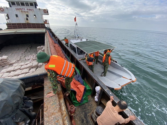 Biên phòng hỗ trợ khắc phục tàu hàng thủng đáy nguy cơ chìm tại Cù Lao Chàm - Ảnh 2.