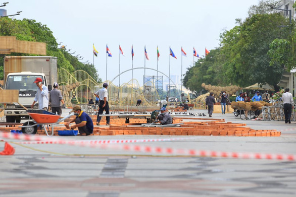 Khung cảnh khẩn trương trên công trường đường hoa Nguyễn Huệ 2022 - Ảnh 3.