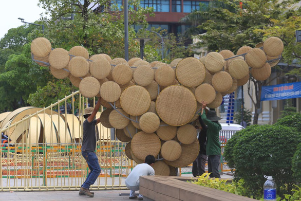 Khung cảnh khẩn trương trên công trường đường hoa Nguyễn Huệ 2022 - Ảnh 4.