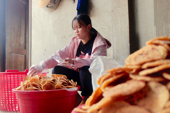 Quần quật làm thêm, săn học bổng đến giảng đường - Ảnh 1.