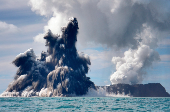 Núi lửa ở Tonga tiếp tục phun, lại thấy sóng lớn theo sau - Ảnh 1.