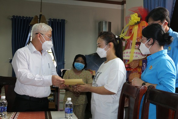 tang qua cong nhan tang qua cong nhan