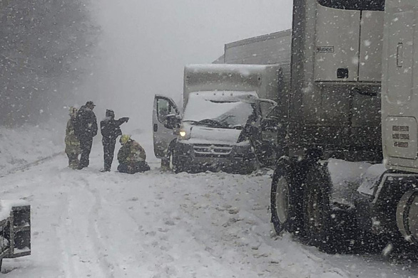 Bão mùa đông gây hàng trăm vụ tai nạn giao thông ở Mỹ - Ảnh 1.