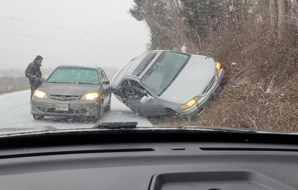 Bão mùa đông gây hàng trăm vụ tai nạn giao thông ở Mỹ - Ảnh 7.