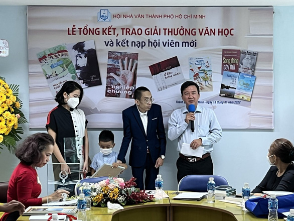 Gia đình nhà văn Lê Văn Nghĩa tặng hiện kim giải Cống hiến cho trường cũ Bình Tây - Ảnh 1.