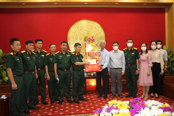 Phó chủ tịch UBND TP.HCM Võ Văn Hoan đi thăm, chúc Tết bộ đội và y bác sĩ - Ảnh 1.