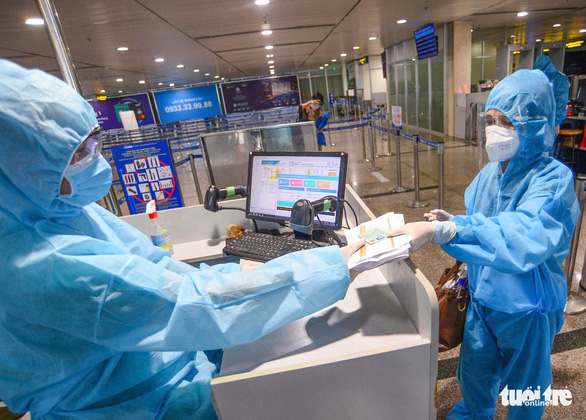 TP.HCM thông báo khẩn tìm người trên 2 chuyến bay có liên quan ca nhiễm Omicron - Ảnh 1.