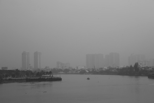 Vì sao bầu trời thành phố mù mịt khói sương? - Ảnh 1.