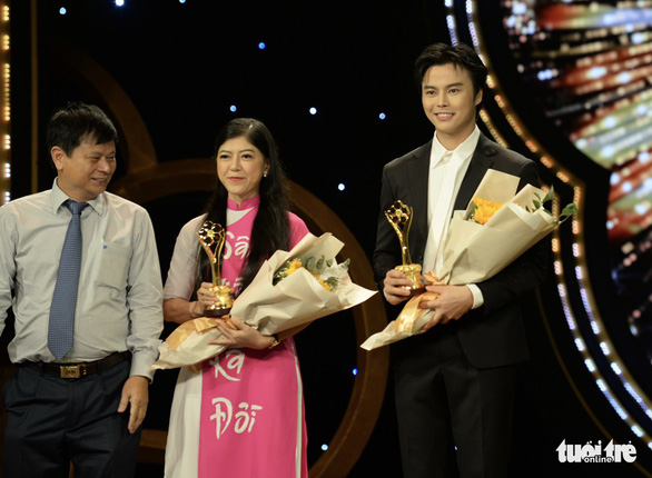 Cố ca sĩ Phi Nhung được trao giải Mai Vàng 2021 - Ảnh 3.