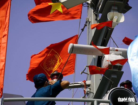 Thượng cờ Tổ quốc trên tàu Hải đội dân quân tự vệ thường trực - Ảnh 2.
