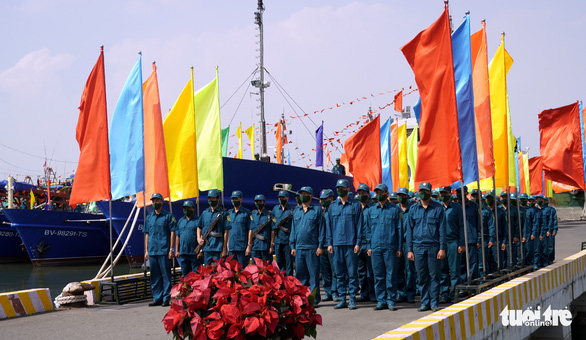Thượng cờ Tổ quốc trên tàu Hải đội dân quân tự vệ thường trực - Ảnh 4.