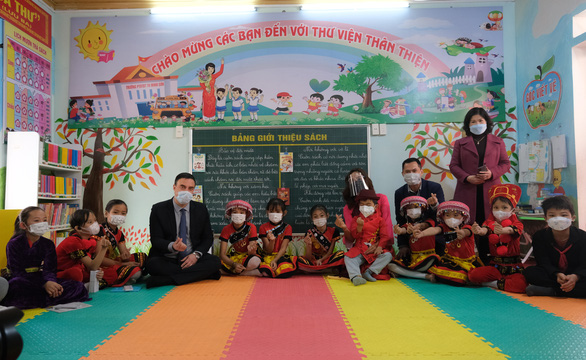 HHen Niê và Đại sứ quán Israel tặng hơn 10.000 cuốn sách cho trẻ em Hà Giang - Ảnh 1.