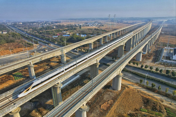 Trung Quốc mở rộng chiều dài đường sắt cao tốc bằng tổng quy mô 5 nước - Ảnh 1.