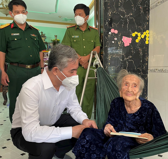 Chủ tịch UBND TP.HCM Phan Văn Mãi thăm, chúc Tết các đơn vị, hộ nghèo - Ảnh 2.