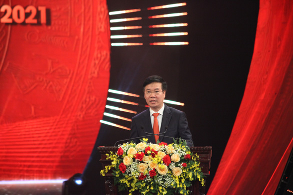 Nhà văn Ma Văn Kháng được trao 2 giải Búa liềm vàng - Ảnh 2.