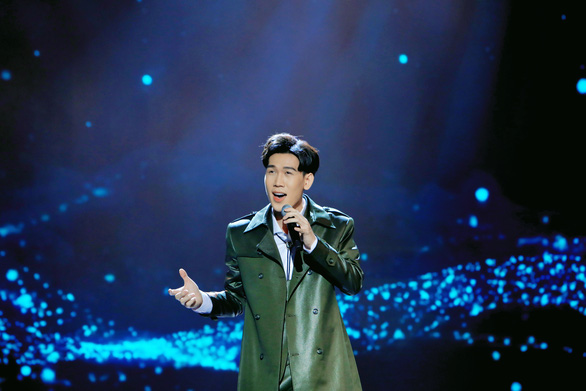 Singing hit Wanbi Tuan Anh's eyes helped Trung Hieu win the Stars of Stars in 2021 - Photo 3.