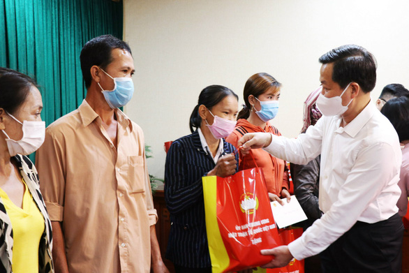 Phó thủ tướng Lê Minh Khái thăm, tặng quà người lao động tại Bình Phước - Ảnh 1.