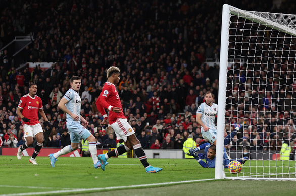 Thắng nghẹt thở West Ham ở phút 90+3, Man Utd vào tốp 4 - Ảnh 1.