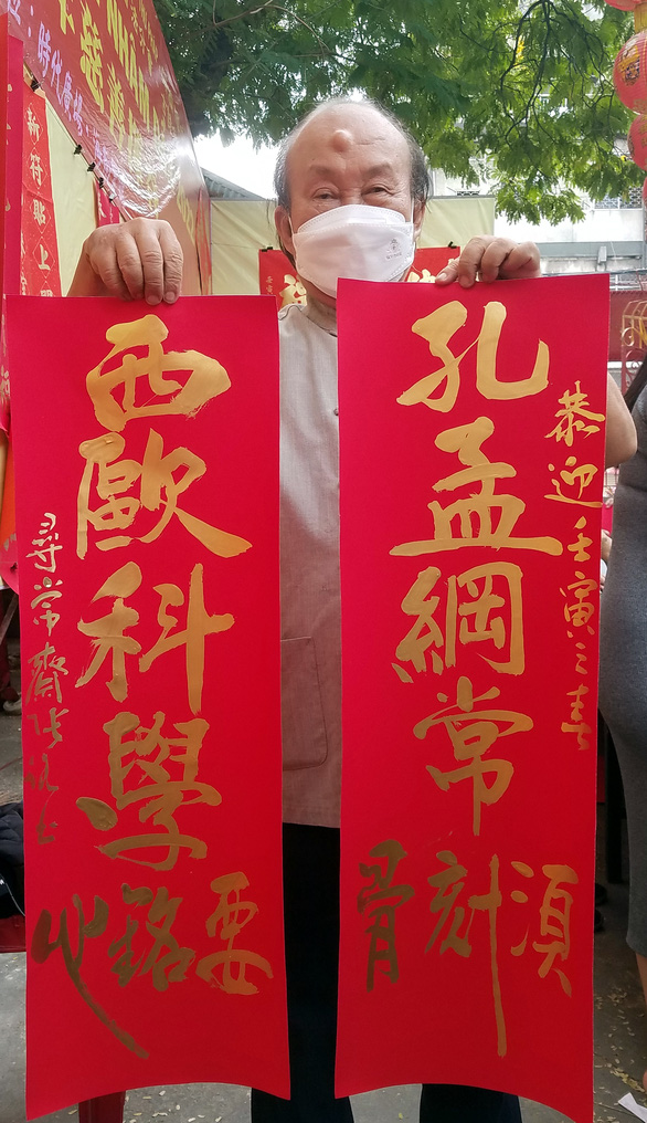 Các thư pháp gia người Hoa viết liễn đối cho chữ làm từ thiện mừng xuân - Ảnh 6.