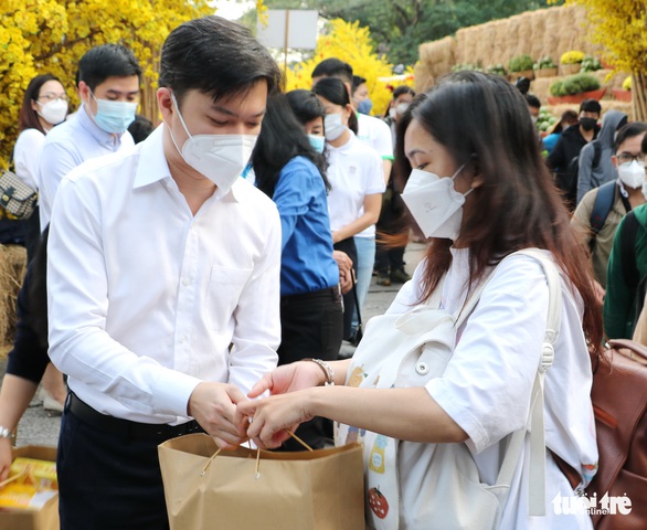 Sinh viên TP.HCM về quê đón Tết trên chuyến xe nghĩa tình - Ảnh 2. Sinh viên TP.HCM về quê đón Tết trên chuyến xe nghĩa tình - Ảnh 2.